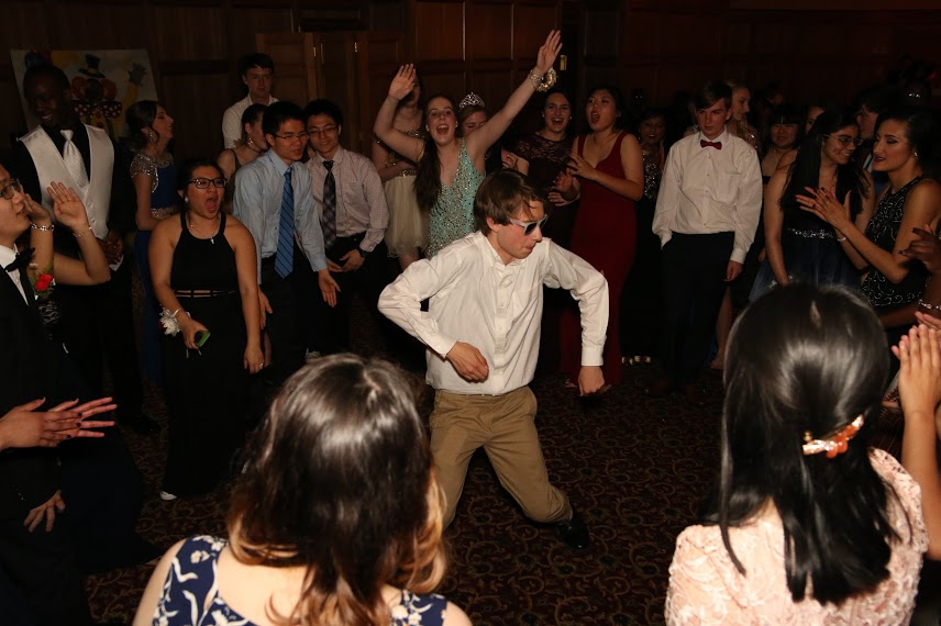 Junior+Griffin+Emerson+entertains+a+circle+of+classmates+with+his+dancing.