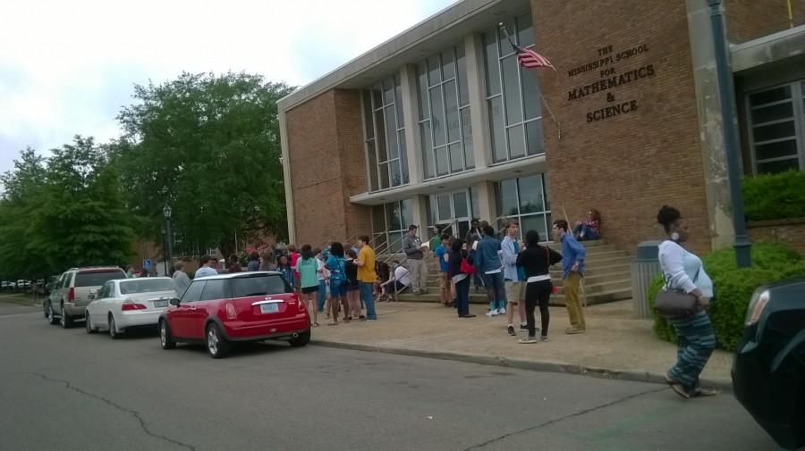 Current and new students gathered outside of Hooper Academic Building for orientation