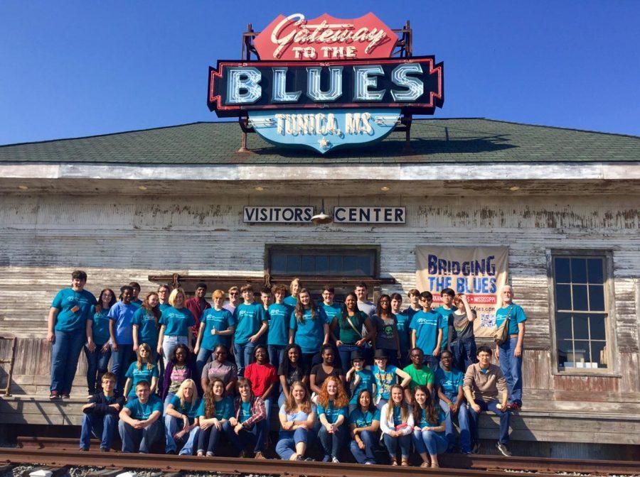 MSMS Blue Notes pose in front of the Gateway to the Blues Museum.