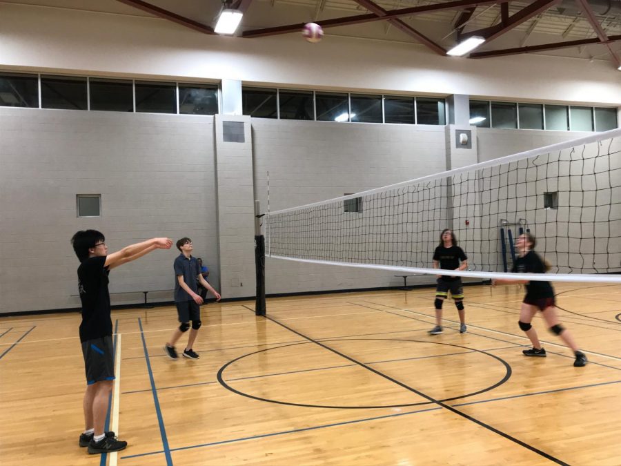 Juniors+Nathan+Lee%2C+Jackson+Hopper%2C+JoJo+Kaler+and+Clara+Grady+%28L+to+R%29+are+practicing+volleyball.