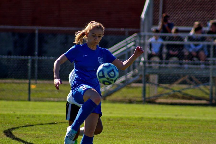 Junior Taylor Willis juggles the ball to receive a pass. 