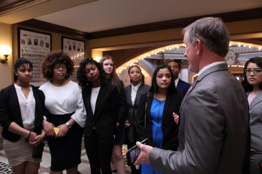 Representative Steve Massengill speaks with students.