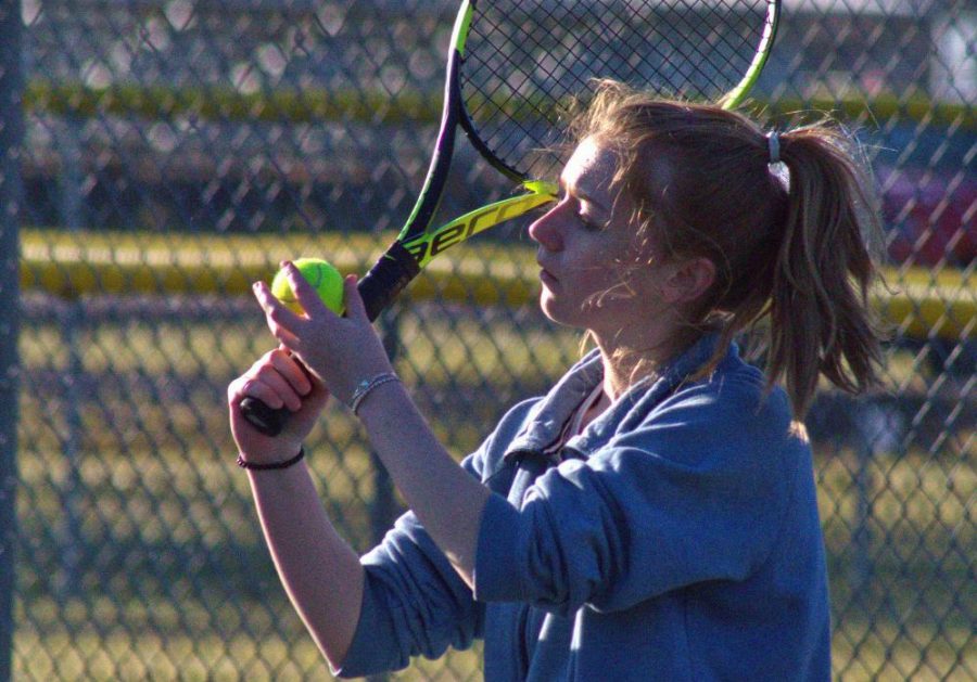 Taylor Willis prepares a serve.