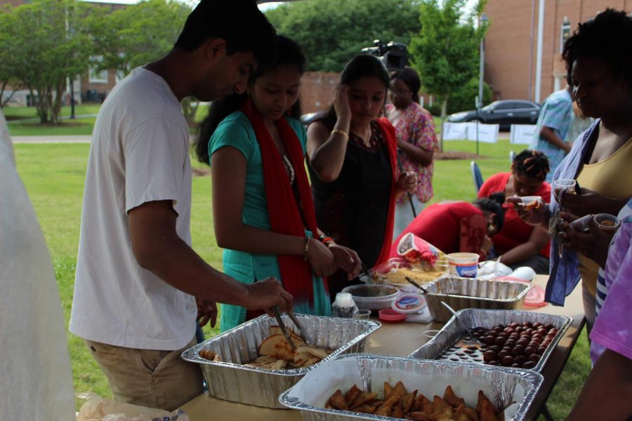 Advaith Sunil, Likhitha Polepalli, and Indu Nandula serve many traditional Indian dishes.