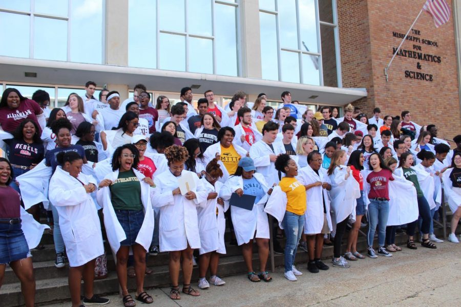 The Class of 2019 gathers on the front steps of Hooper.