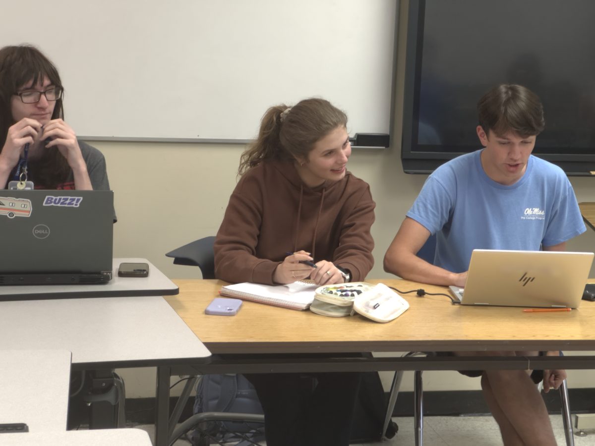 From left to right: Seniors Eden Zmitrovich, Olivia Cochran and Drew Dowdy prepare for the William Rufus King Memorial Tournament on Oct. 19 in Tuscaloosa, Alabama.